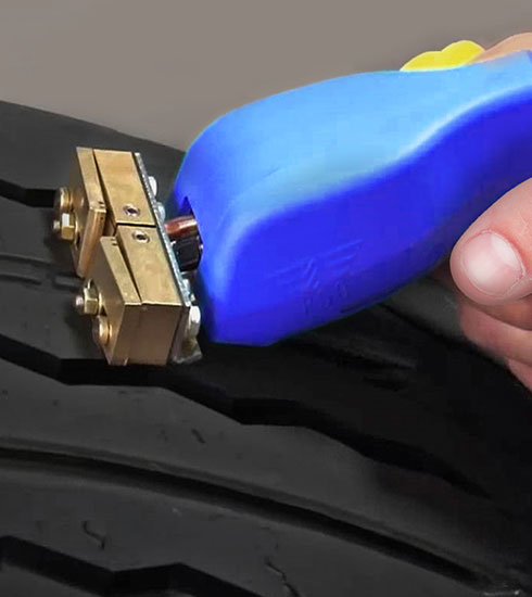 Prerezenie drážok dezénu nákladných pneumatík